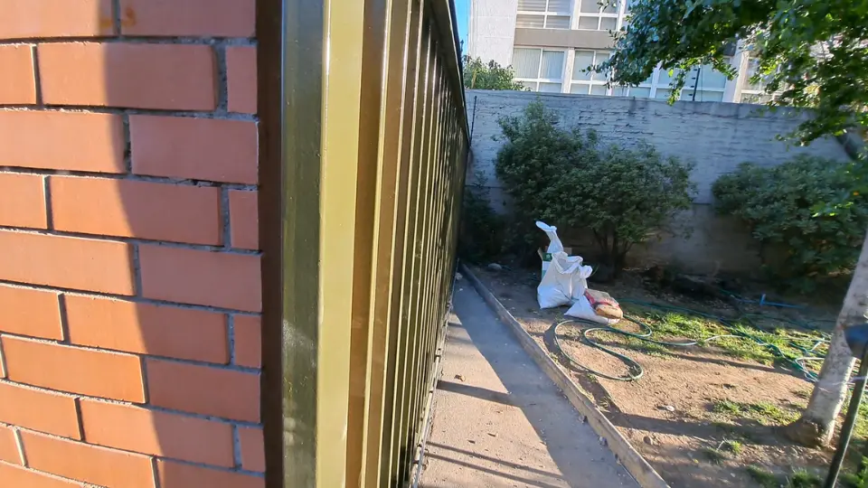 Alineación de portón chocado para reparación y ajuste en accesos residenciales o industriales