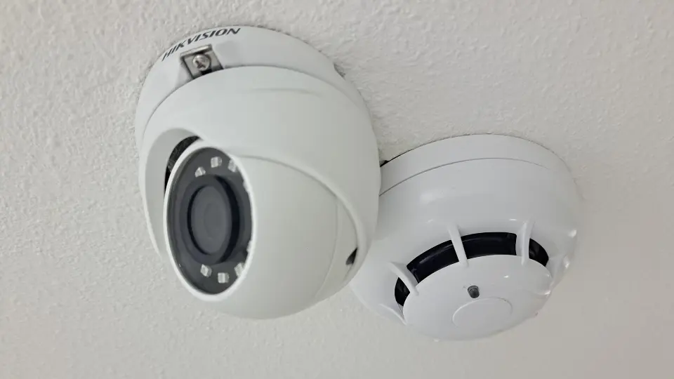 Sistema de seguridad doméstica con cámara y detector de humo, ofreciendo protección completa para tu hogar.