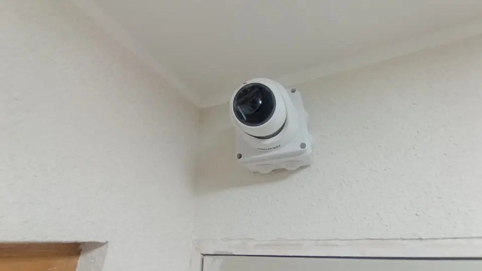 Cámara de seguridad Hikvision de alta resolución, ideal para vigilancia y monitoreo 24/7.