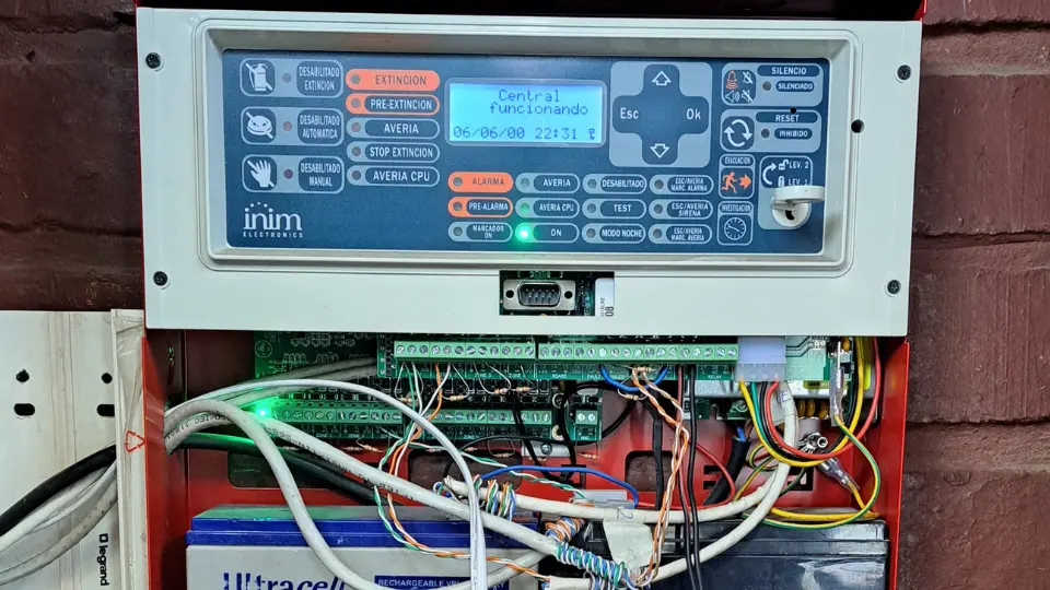 Central de incendio SmartLine Inim abierta, diseño interno para sistemas avanzados de detección y control de incendios