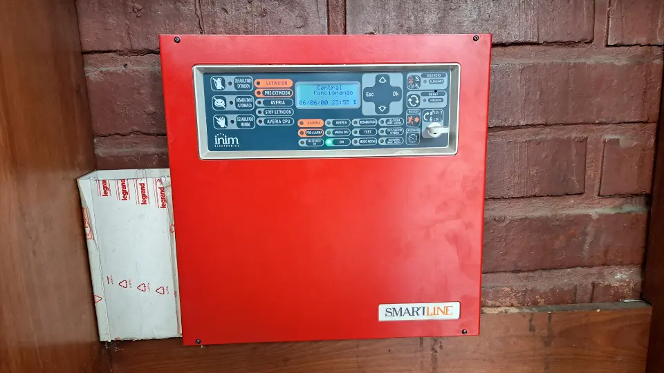 Central de incendio SmartLine Inim con tecnología avanzada para detección y gestión de alarmas contra incendios