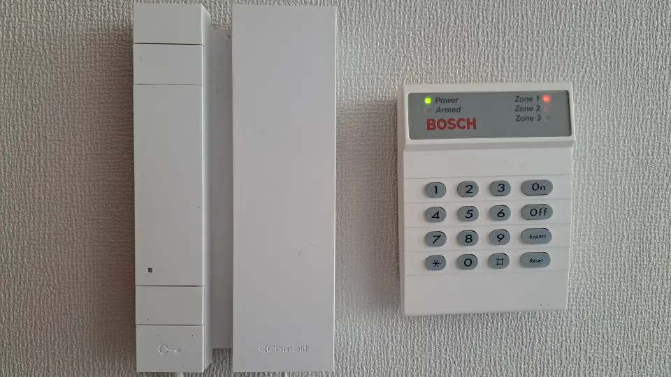 Citófono de departamento con alarma de 3 zonas para mayor seguridad. Ideal para aumentar la protección de tu hogar.