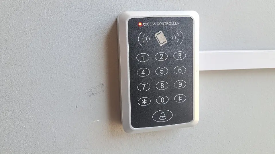 Sistema de control de acceso con lector de chip para puertas de edificios. Solución segura y eficiente para controlar el acceso a tu propiedad.