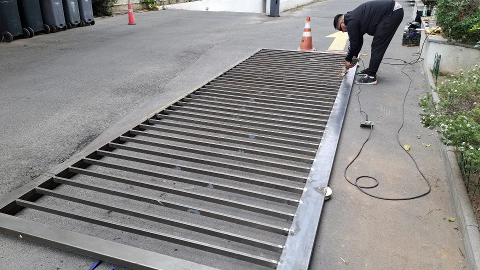 Corrección de fierro doblado para reparaciones estructurales y reforzamiento de metales en construcción