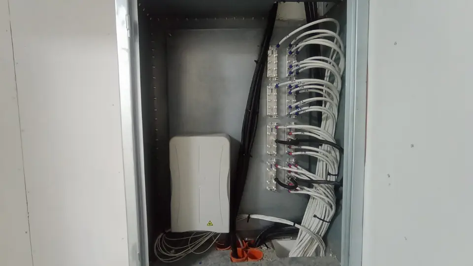 Comparación de diferentes tipos de conexiones: fibra óptica, cable coaxial, conexión inalámbrica.