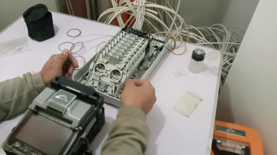 Fusión de fibra óptica en una mufa. Proceso de unión de fibras ópticas para crear una conexión de alta calidad.