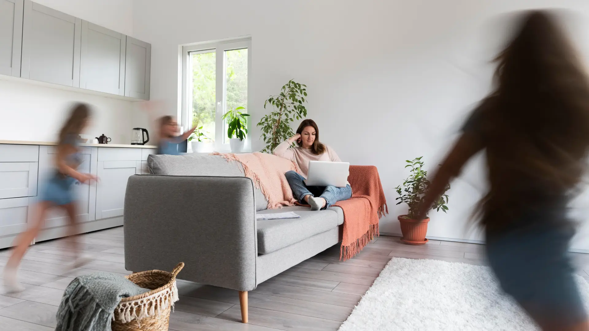 Cámara de seguridad instalada en la puerta de entrada de una casa