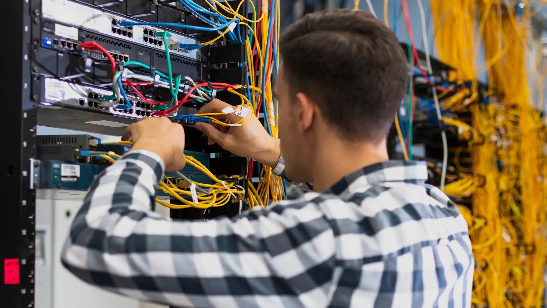 Técnico instalando fibra óptica en una oficina