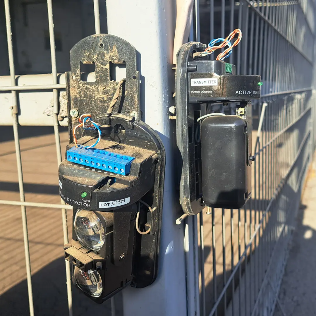 Técnico especializado realizando mantenimiento preventivo de sistema de rayos lineales