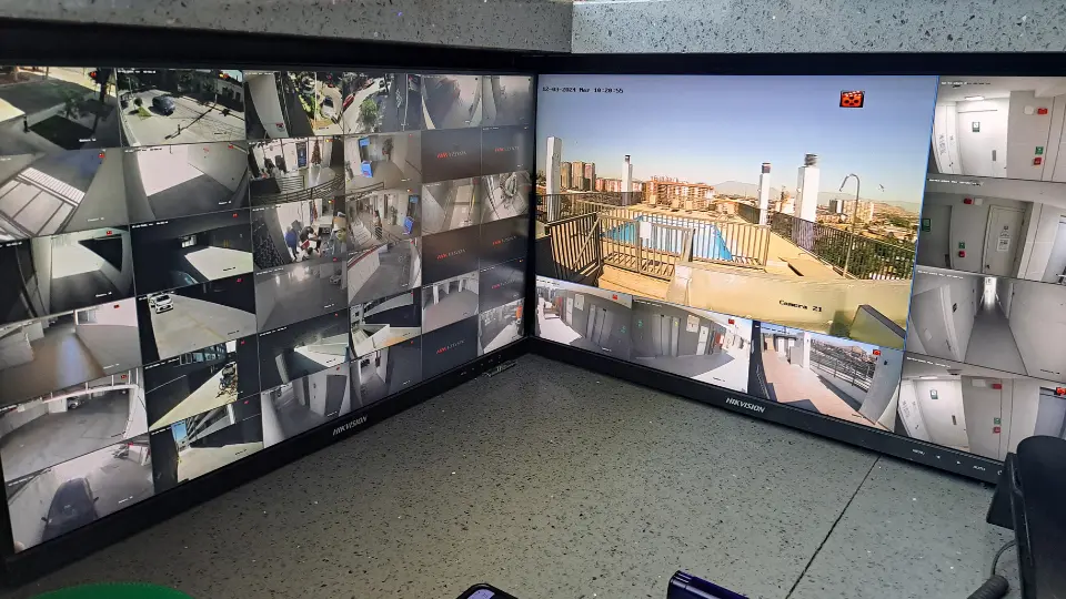 Monitores de alta resolución para sistemas de seguridad, ideales para visualizar imágenes de cámaras de vigilancia en tiempo real.