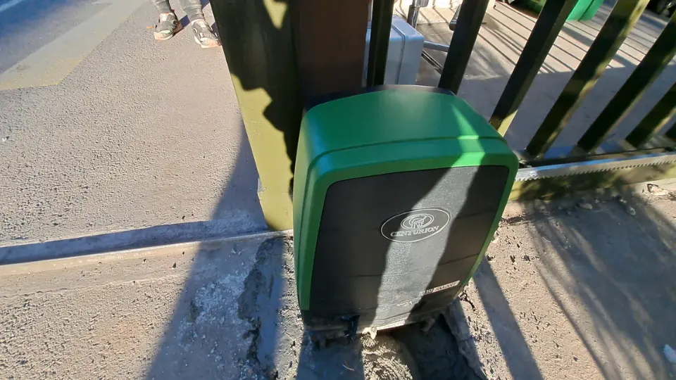 Motor Centurion para portón corredero, sistema de automatización para apertura eficiente y segura de accesos
