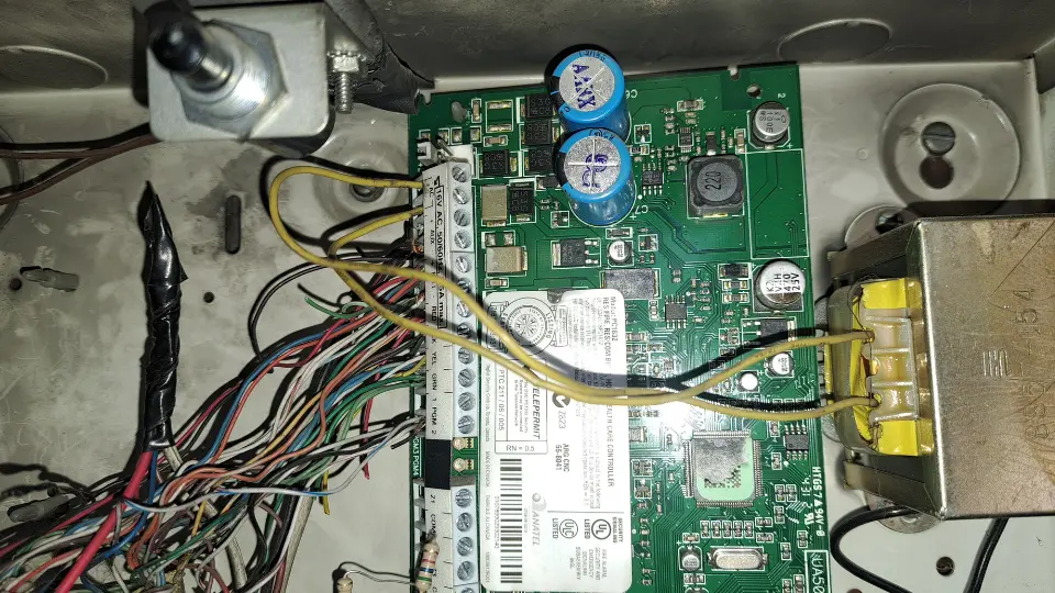 Placa de central de alarmas con circuitos integrados para sistemas de seguridad y detección