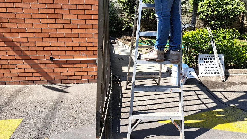 Portón lateral dañado por choque, ideal para reparaciones y reemplazos en accesos industriales o residenciales