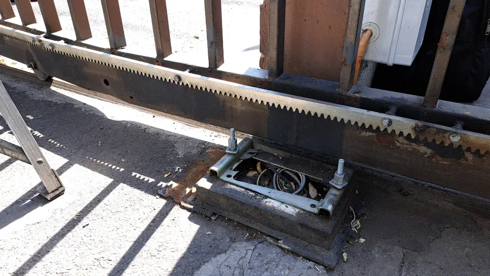 Portón sin motor para instalación manual en entradas residenciales e industriales