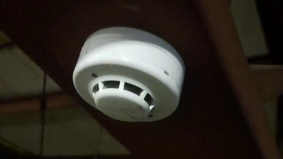 Sensor de humo para detección temprana de incendios en sistemas de seguridad