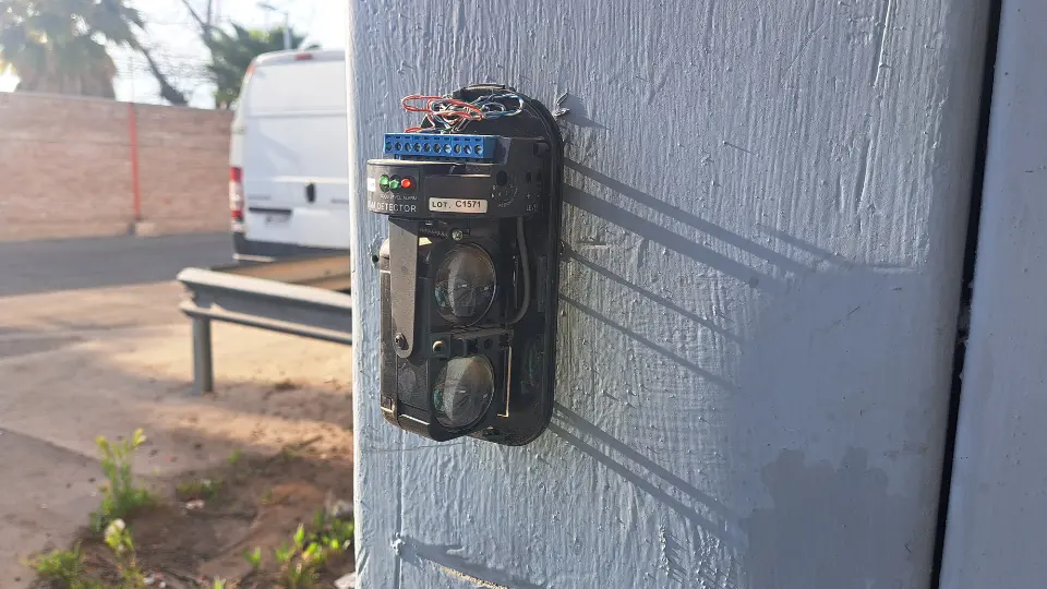 Sensor de rayo lineal perimetral para protección y detección avanzada en seguridad exterior