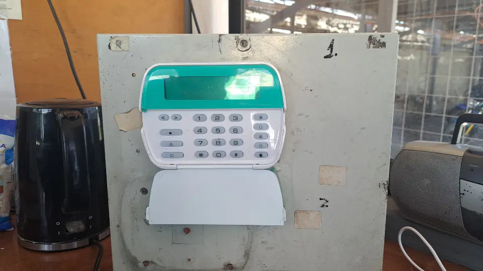 Teclado para central de alarmas con diseño funcional para control y configuración de sistemas de seguridad