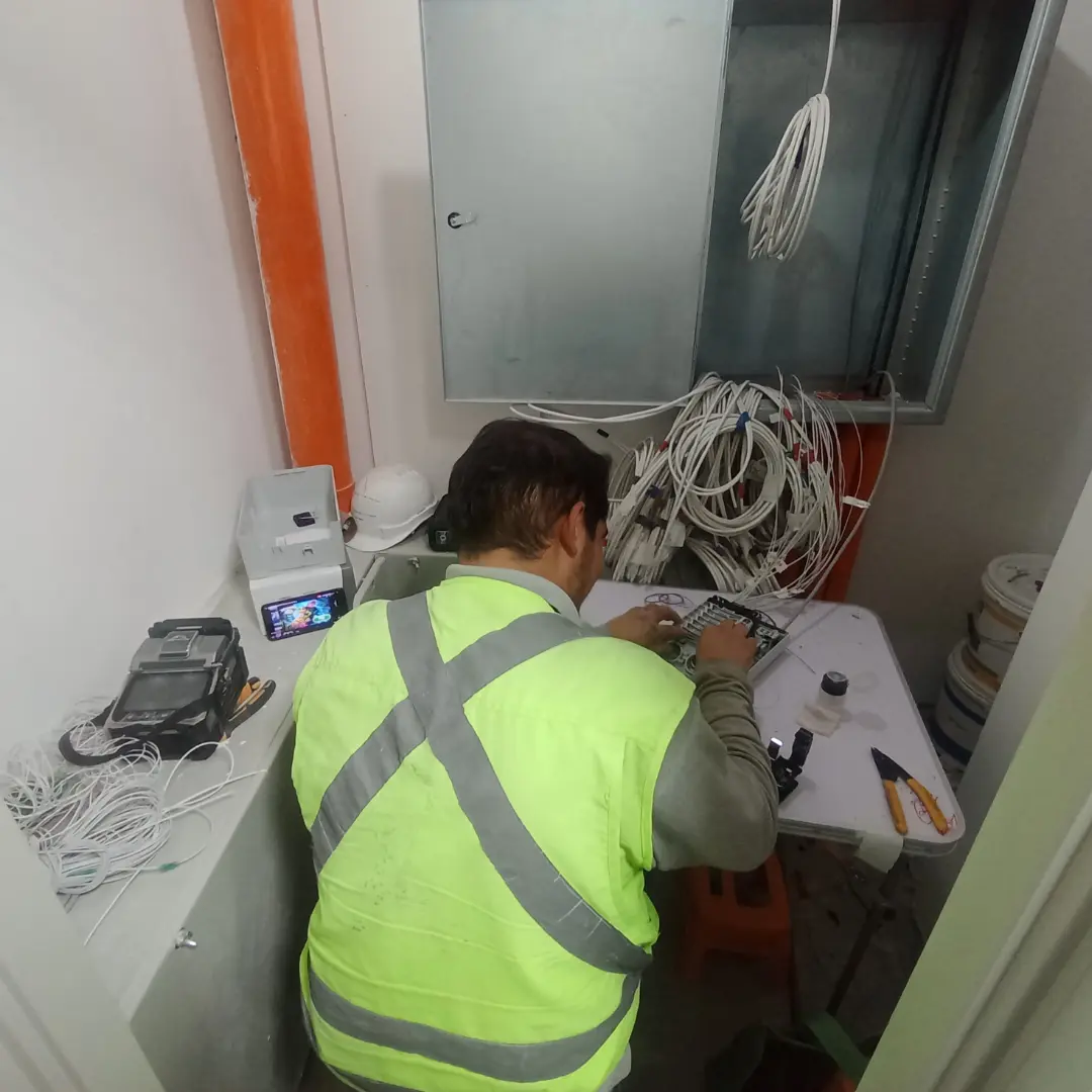 Técnico instalando fibra óptica para una conexión a internet de alta velocidad
